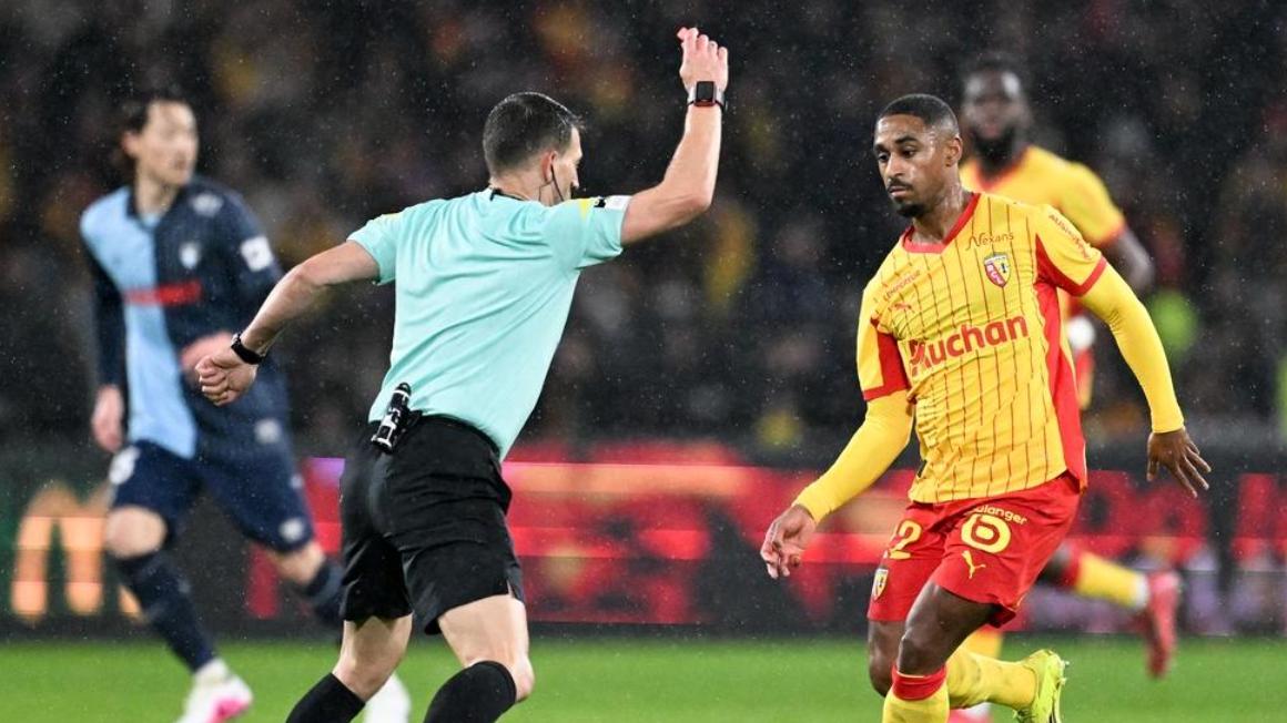 法甲黑马朗斯1-0掀翻大巴黎，登顶榜首剑指冠军