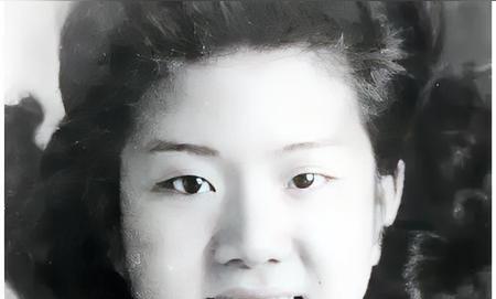 1943年，1女战士被捕。谁知，就在敌人用烙铁烫她的胸脯时，早已满身大汗的女战士