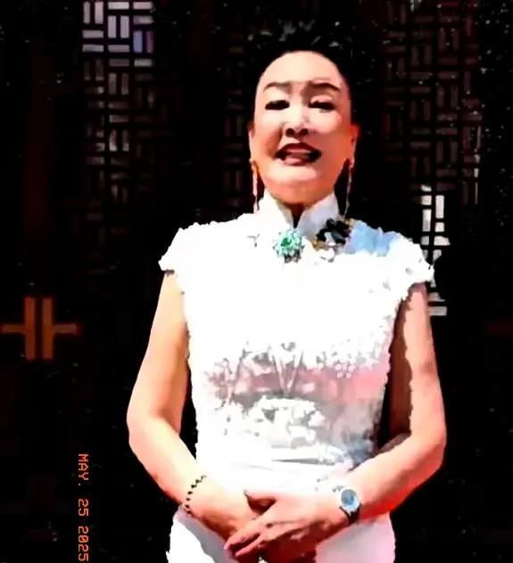 富豪妈妈婚礼致辞，金句引发骂战，背后藏着什么秘密？张兰在儿子婚礼上说了三句感谢