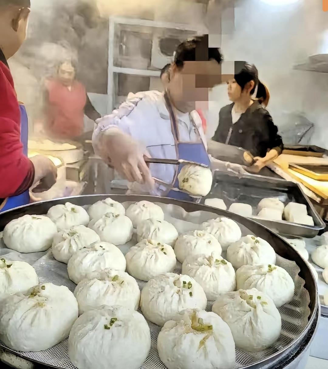 楼下的包子铺门面最近空了一大片，租价从七万摔到两万还是没人要。房东贴的招租广告纸