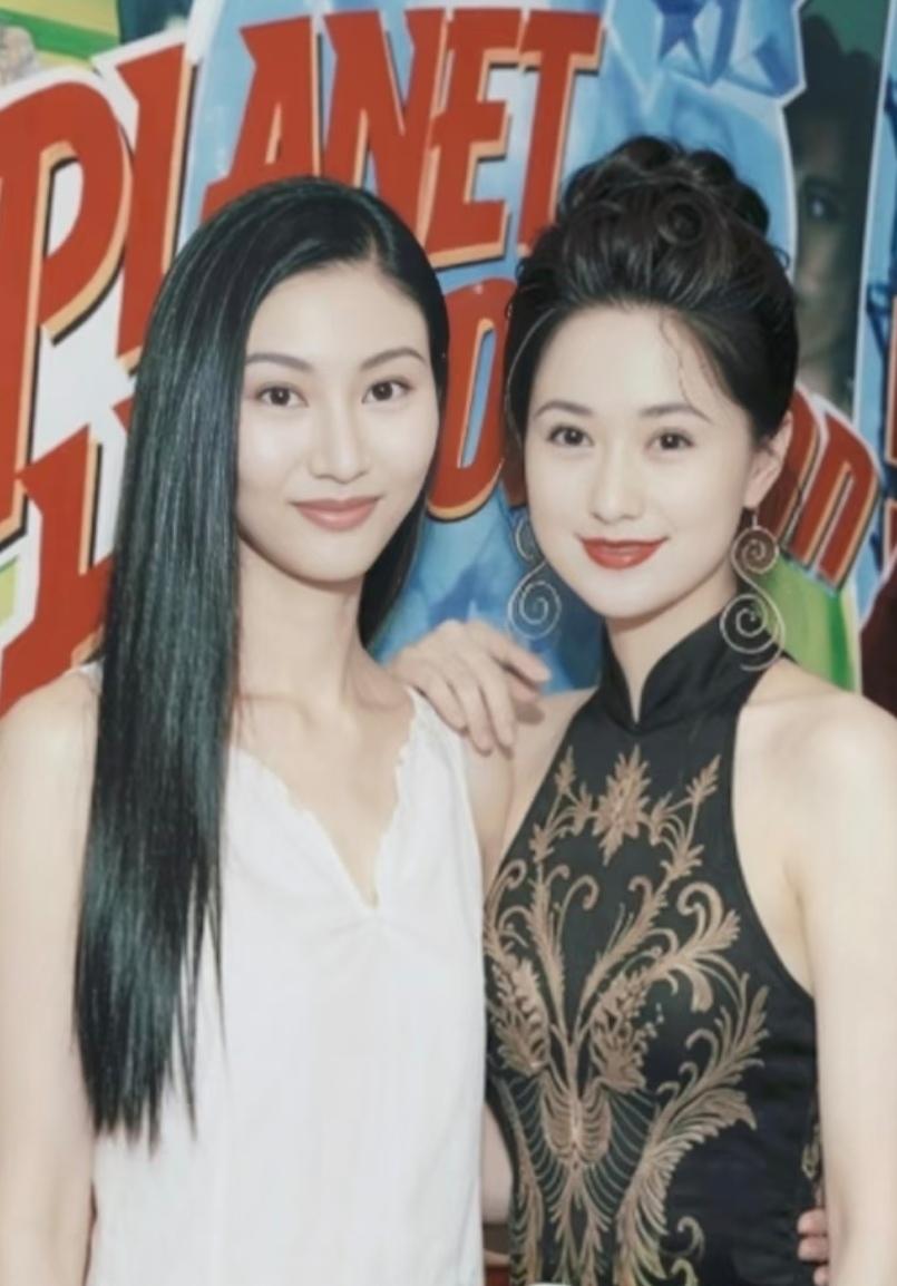 单看这张合照，右边的戈伟如明显比著名大美女李嘉欣更吸睛——温婉精致的气质太抓眼，