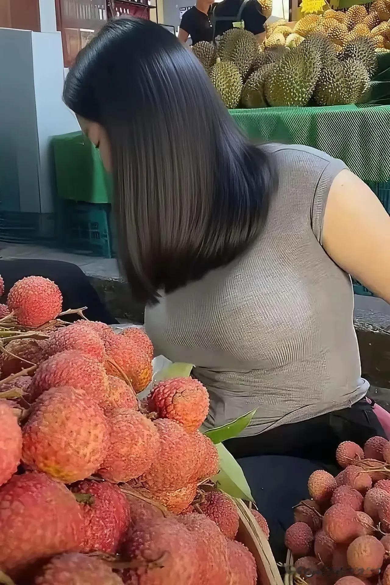 拍照的，把手放在左心房上，实话实说，你确定拍的是荔枝吗？
