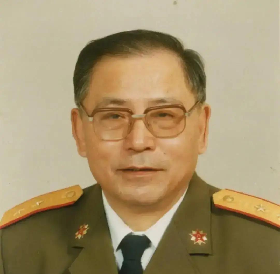 1950年，粟裕正在汇报工作，门突然被撞开。李克农冲进来，声音发颤：“粟裕同志，