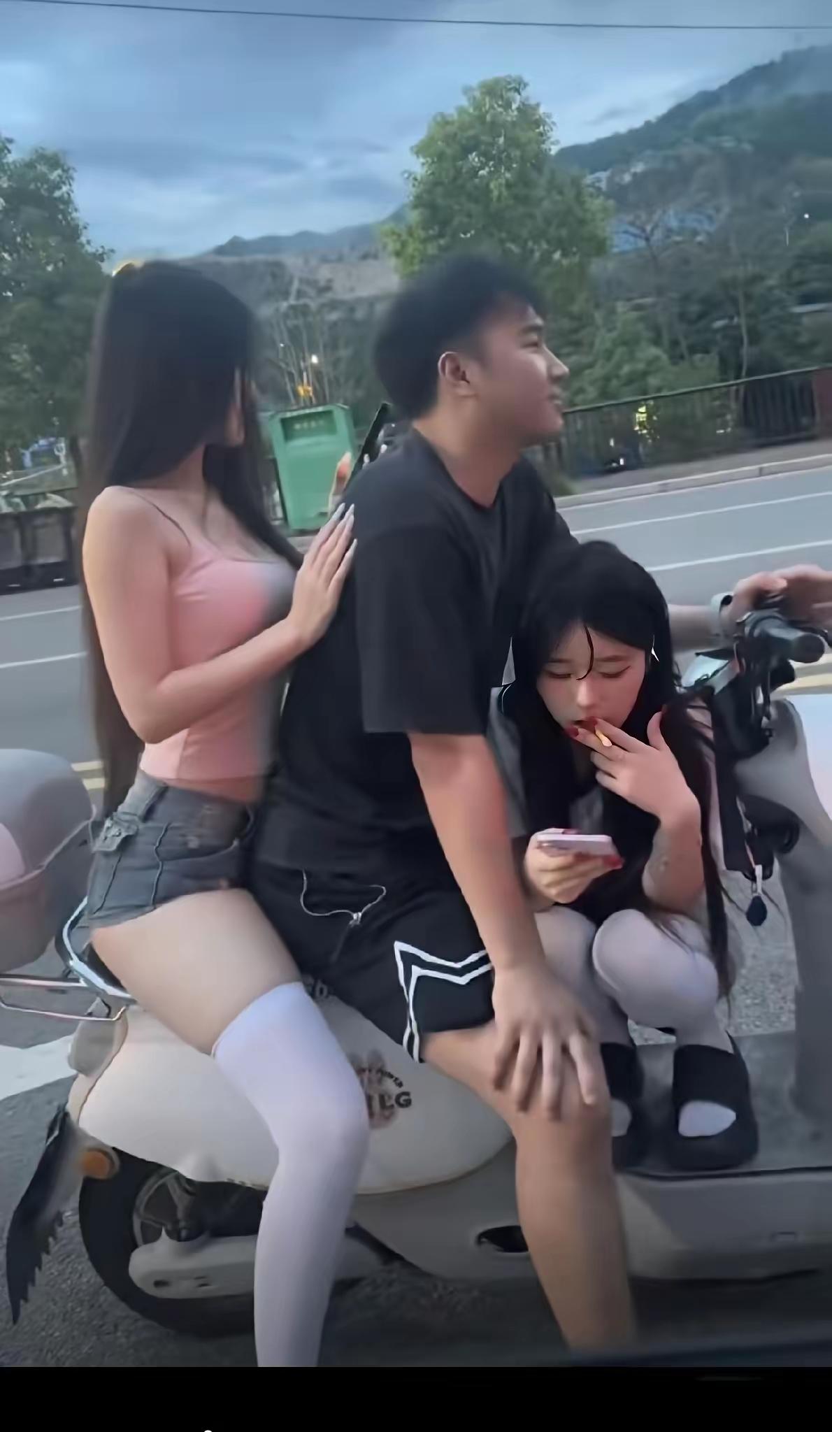 自驾摩托车，身后带老婆。前边是女儿，安全记心窝。