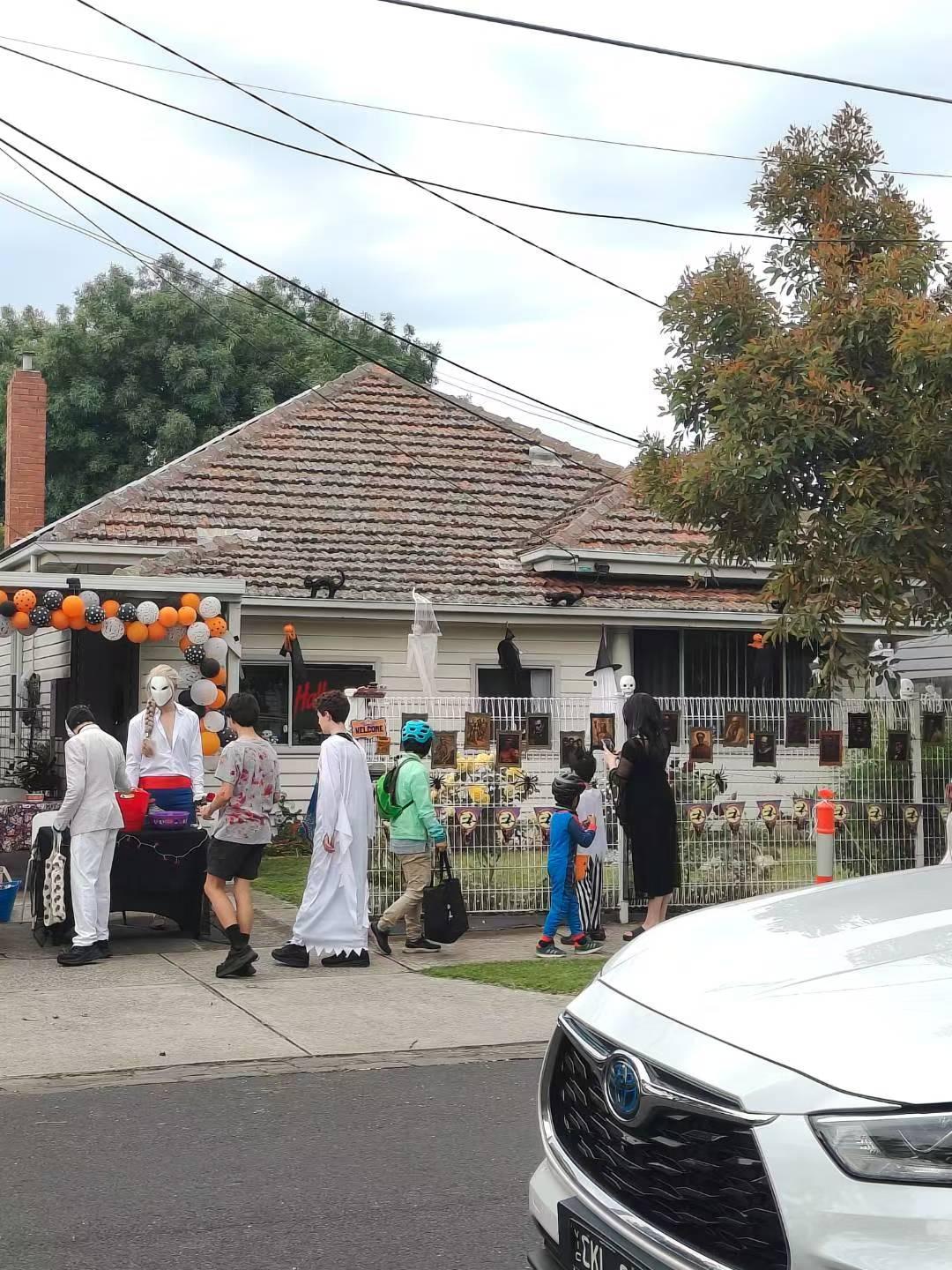 有一次我从澳大利亚旅游回来，与一位朋友闲聊起见到的风土人情。说澳大利亚很多小区，