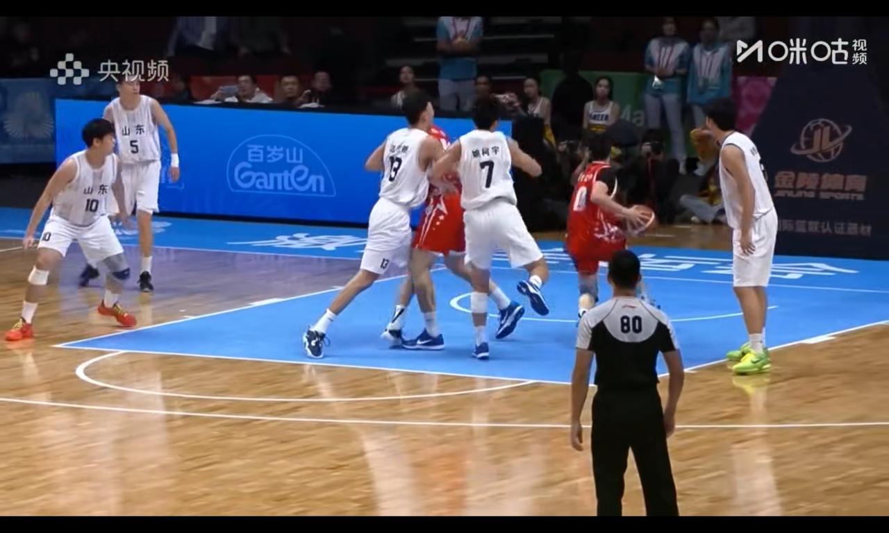 何文炜压低重心突击篮下，山东队造杀伤没被执行到位，输广东在于控卫很差何文炜上