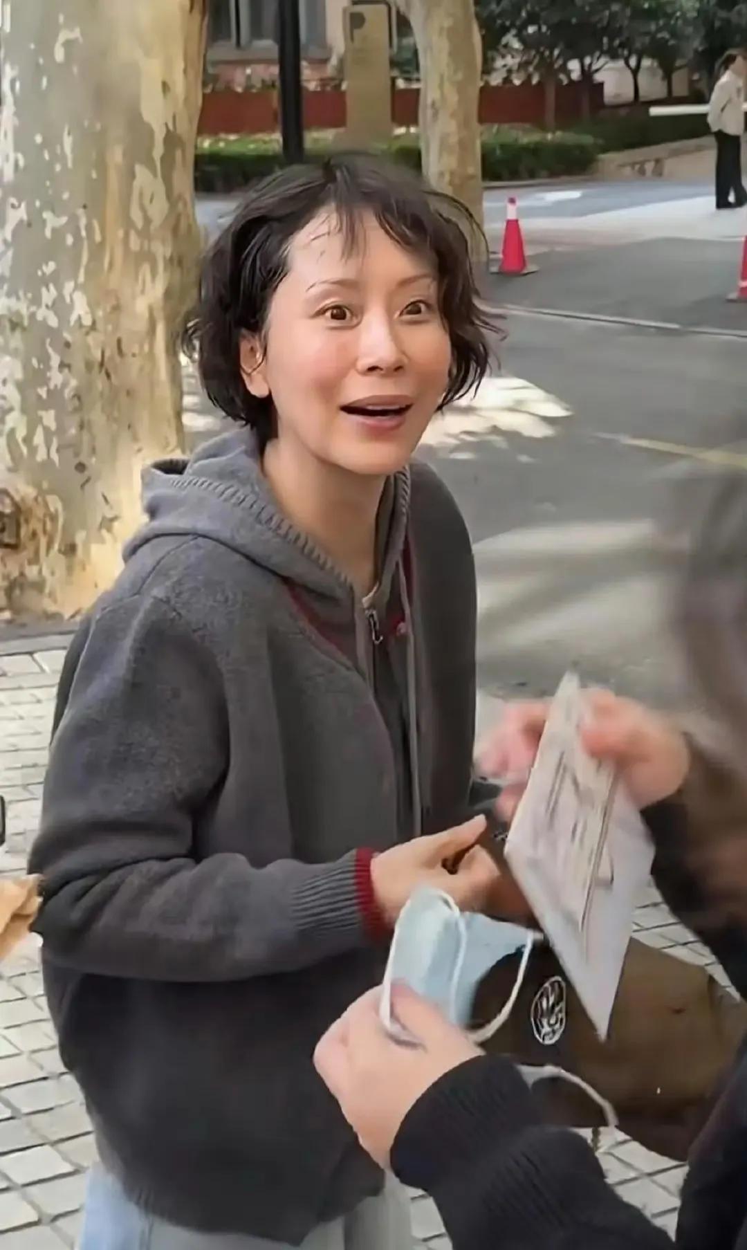 路人拍到的海清，简直换了一个人，与荧幕上完全不同，素颜看起来好瘦，皮肤挺好的。