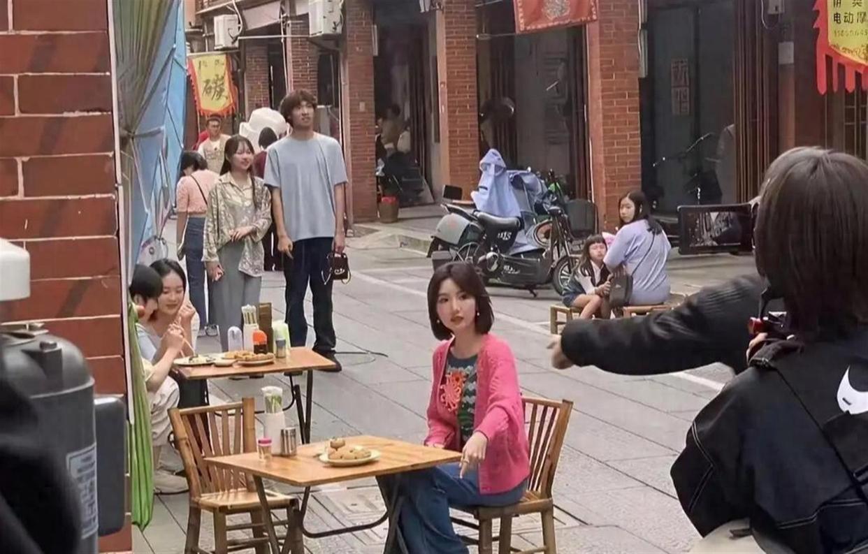 别再被毛晓彤的精修图骗了，真实的她长这样，明星生图才是真颜值暴击