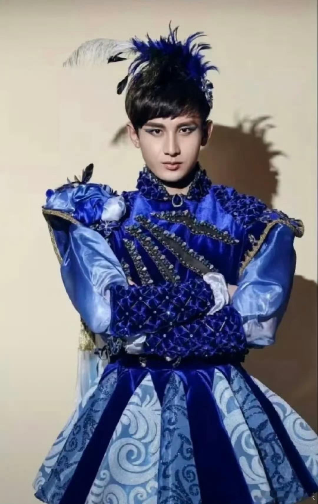 考古到一些没见过的成毅这造型有点放飞自我了～谁见过这么“野生”的成毅