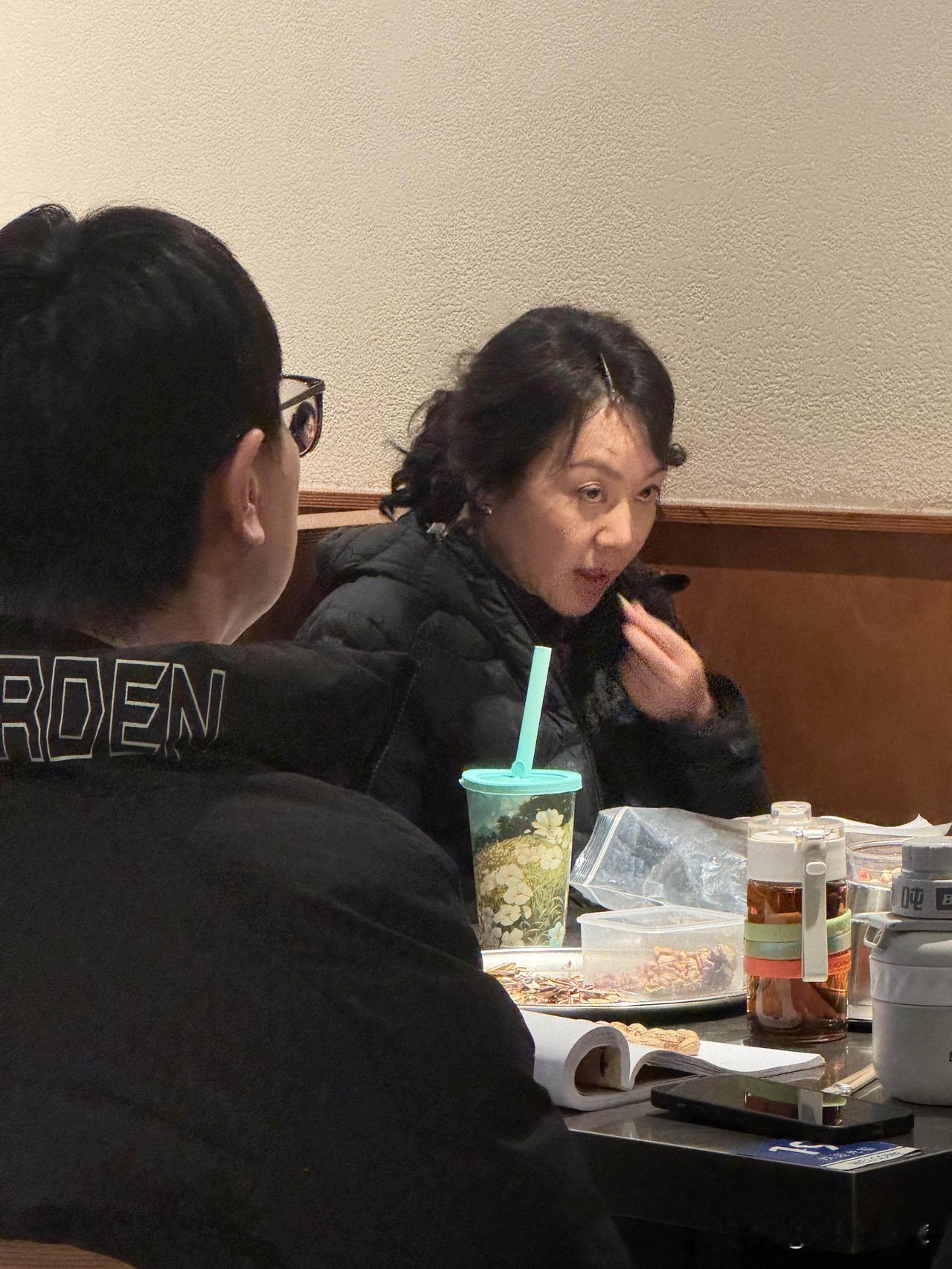 闫妮任素汐沈阳聚餐，素面朝天，很像邻家大姨～～刚刚，有网友在沈阳一家烤肉店遇见闫