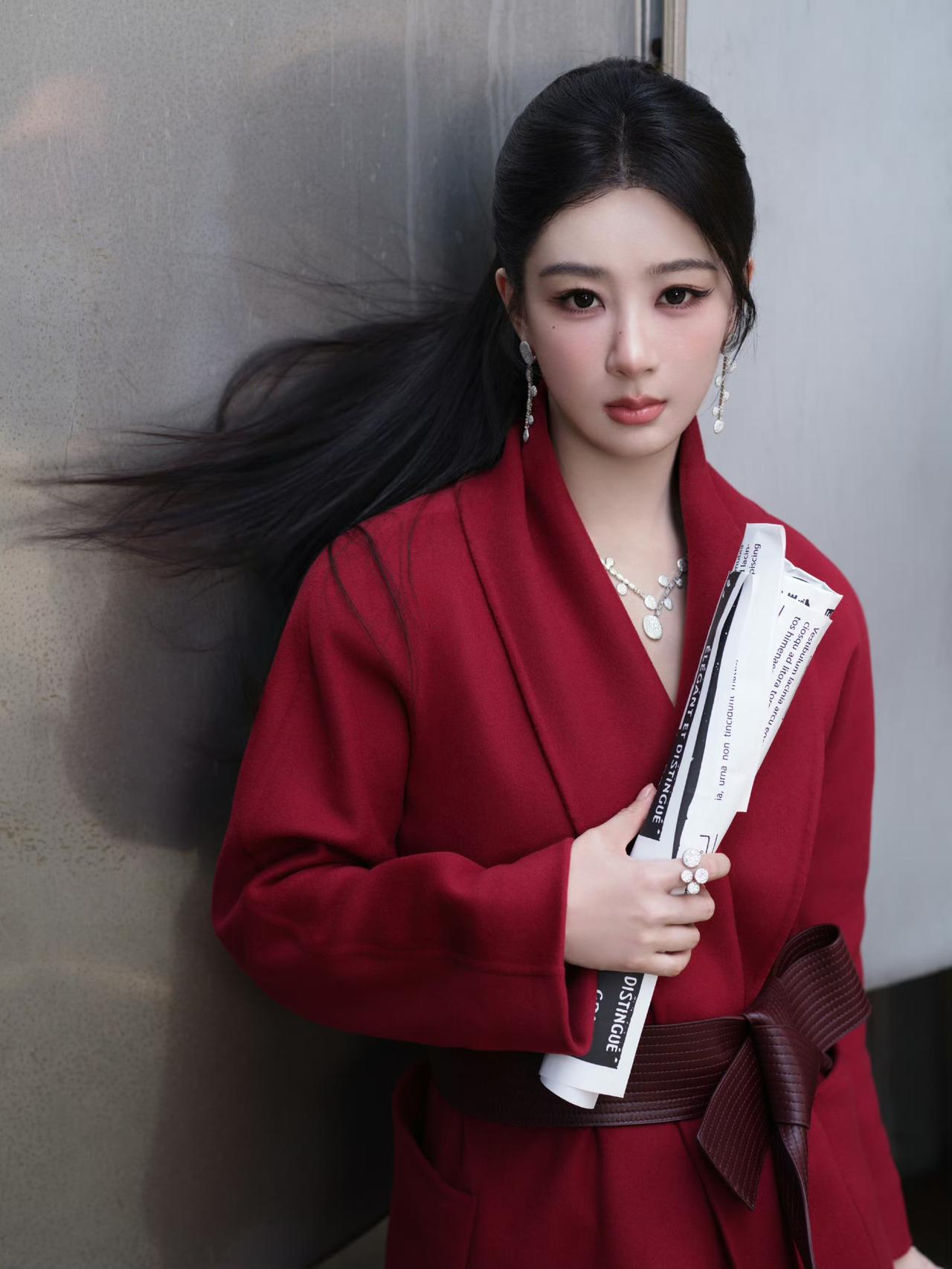 “大红大紫”“志在必得”！杨紫身着红裙亮相金鹰奖！9月28日，杨紫身着202