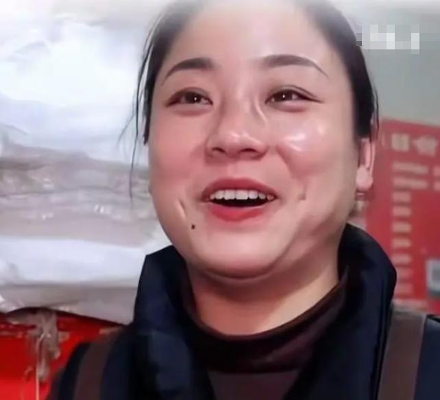 不知道潘晓梅后悔了没。当年为了扶持亲弟，她放弃家庭与丈夫离婚，甚至极少与亲儿子往