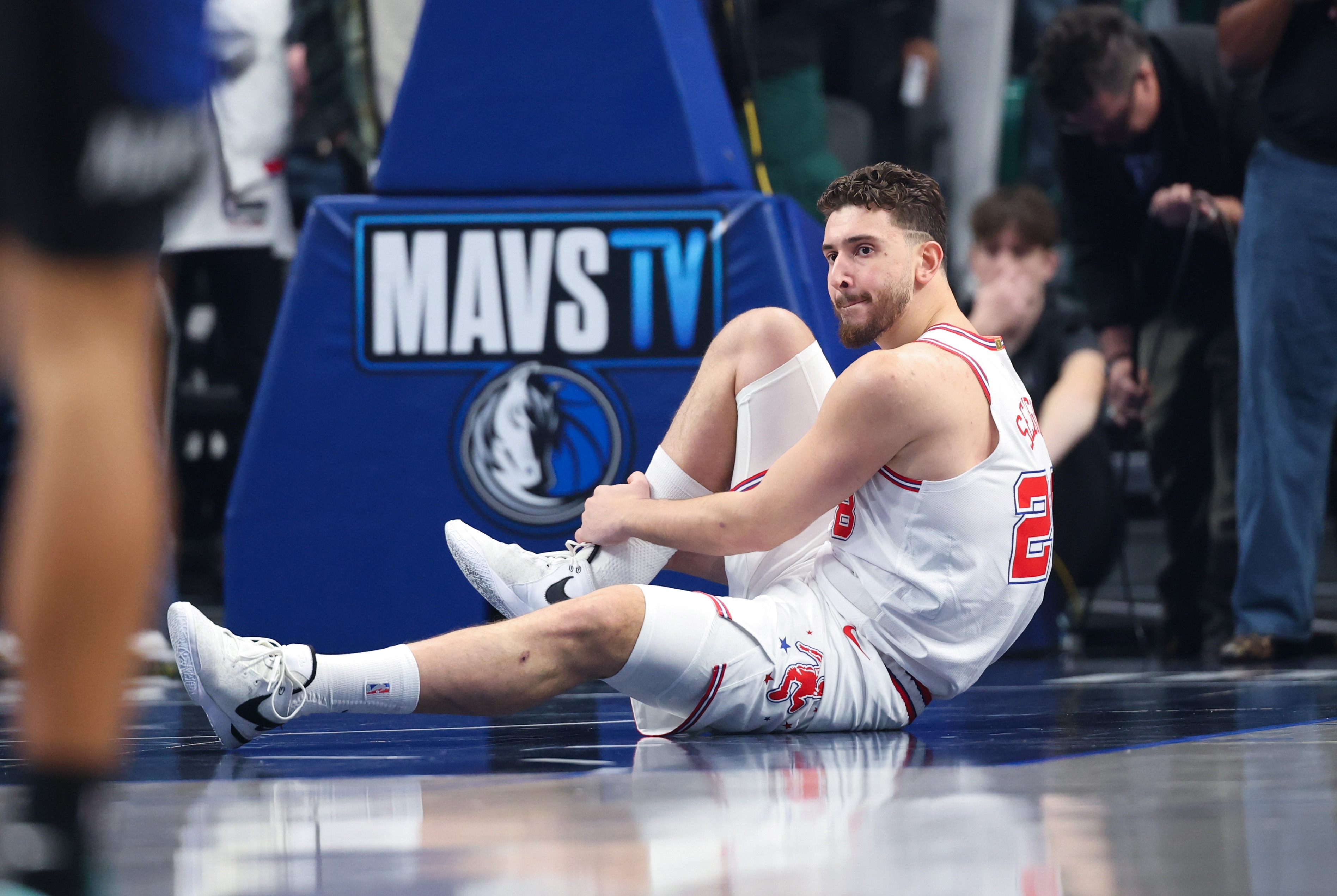 前一天掘金队输给了快船队，这样的话，快船队也帮助火箭队成为了西部第三，火箭队反超