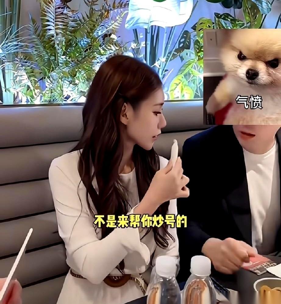 汪小菲直播间，镜头正怼着他那张快要绷不住的脸。他身边的马筱梅，眼皮都没抬一下，