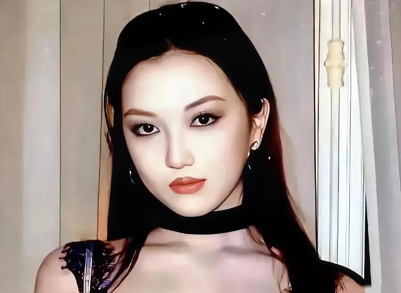 一觉醒来，李亚鹏要哭了吧！不是直播间货卖的不好，而是明明自己比女儿李嫣的腕大