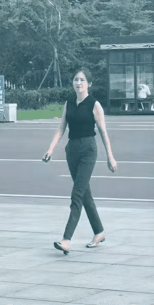 这两位美女好有一比。看着总是那么养眼。走在街上就是一道靓丽的风景线。娇...