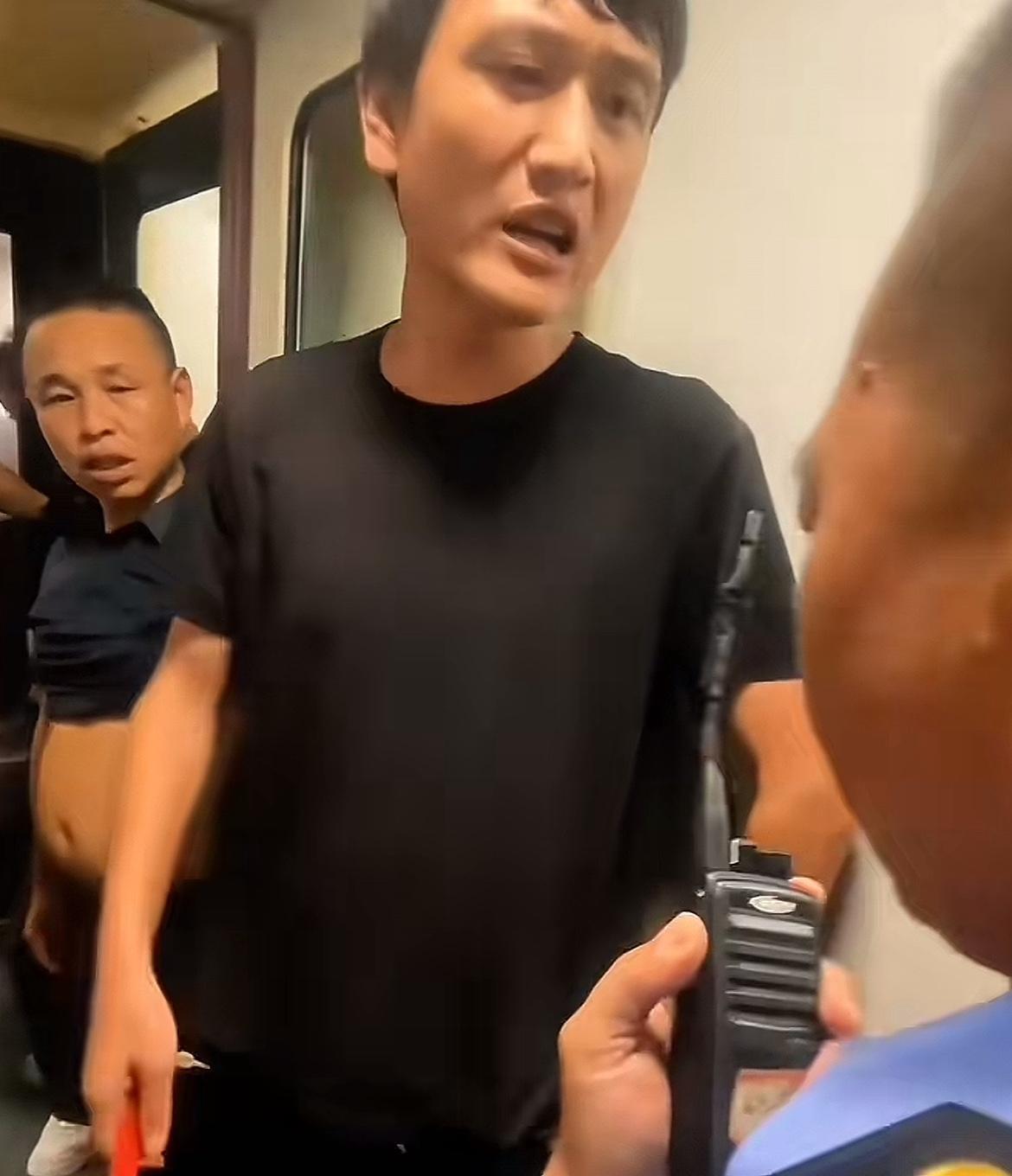 看来砸窗的小伙被批评教育真不冤！还得多亏众多网友的声音，不然小伙还真有可能被拘留