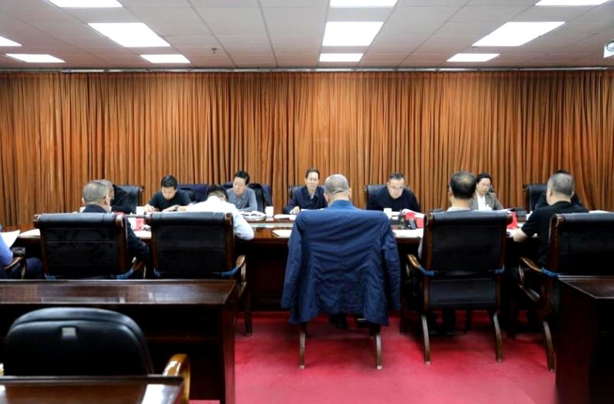 办公桌都清空了，悲壮的散伙酒也喝透了。就等着周五下午那“咔嚓”一刀，断送我大半