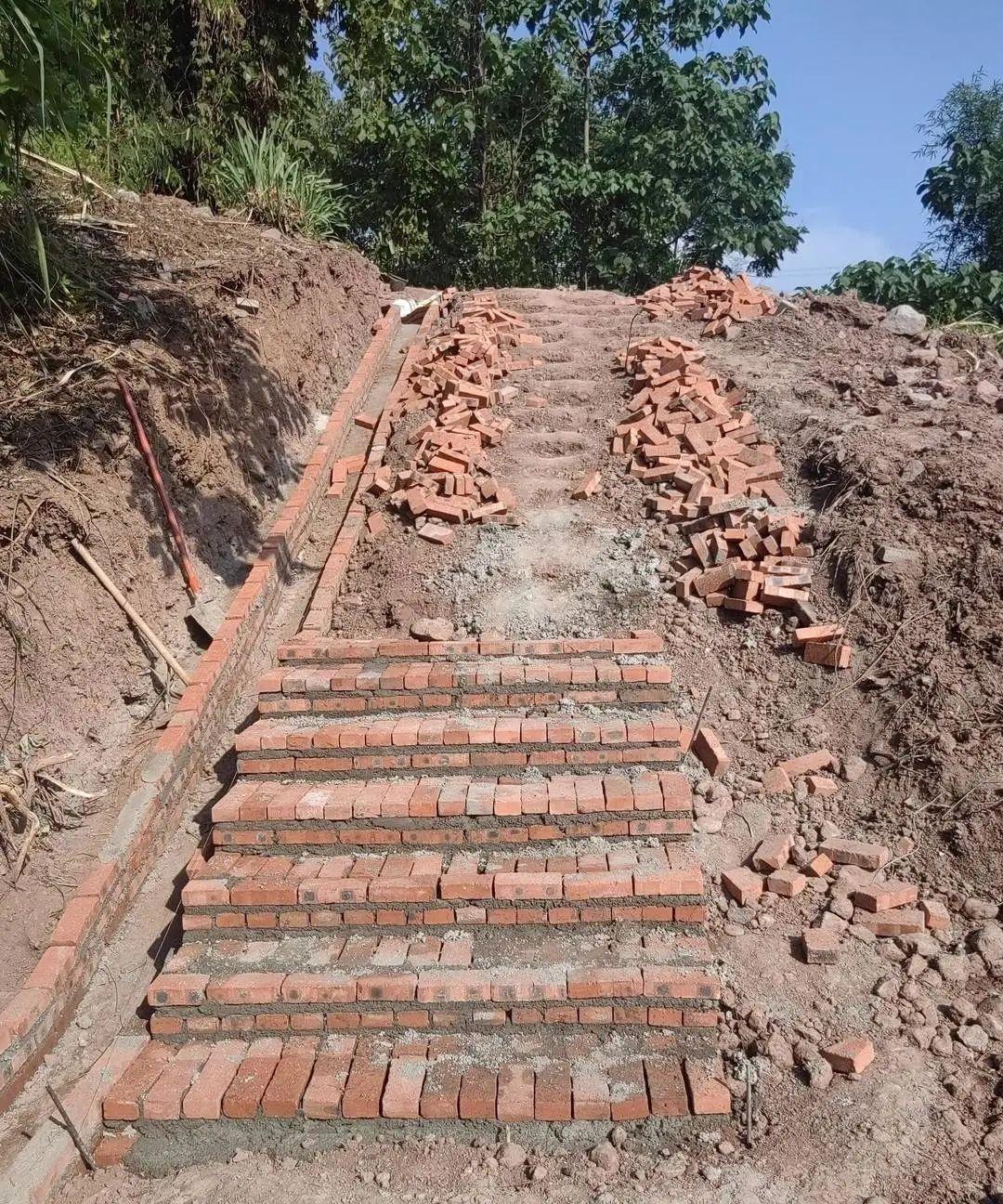 重庆某小区居民自发修路赶地铁，后续来了自从重庆地铁6号线延长线开了，刘家坪地铁