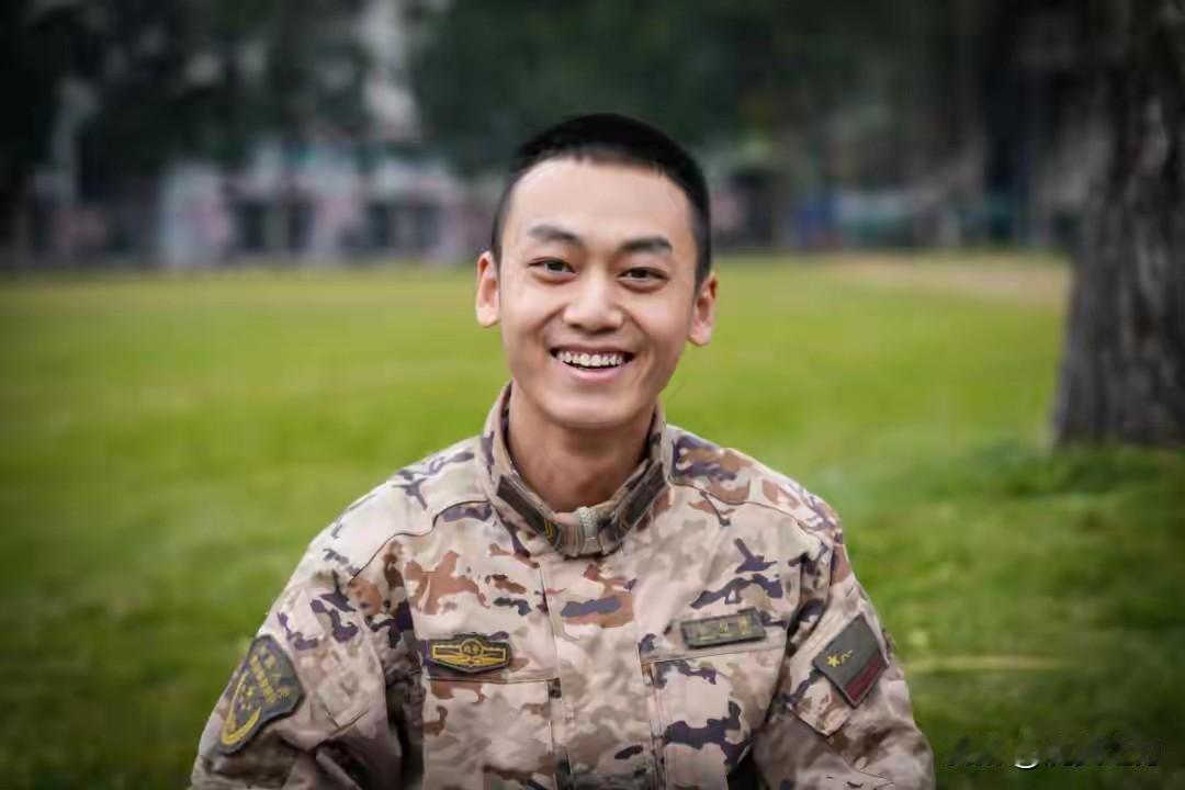 入伍400多天，他只外出3次，却给家里转了15940元。评:这就是中国军营里