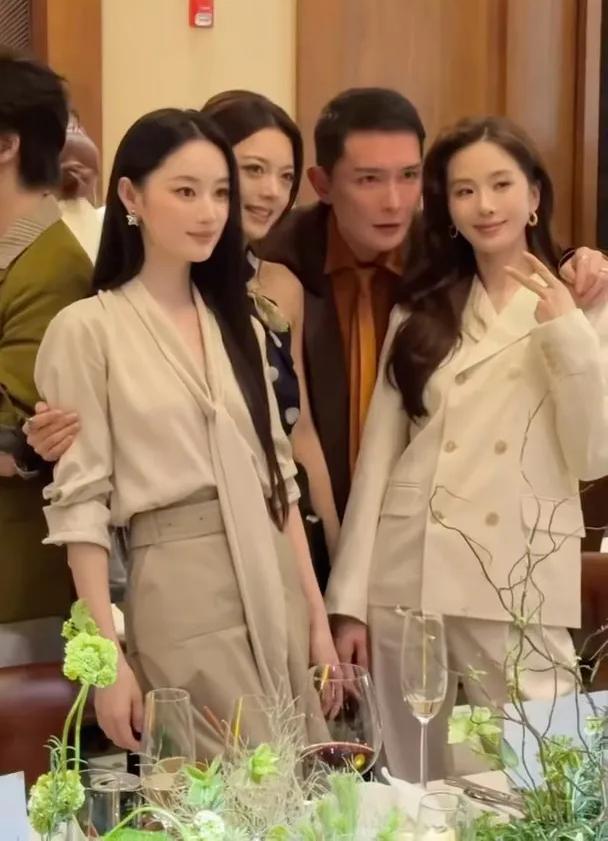 哇哦，三姝+一帅同框啦！镜头中的郭晓婷发如绸缎，眸若秋水，清姿雅质；一旁的赵