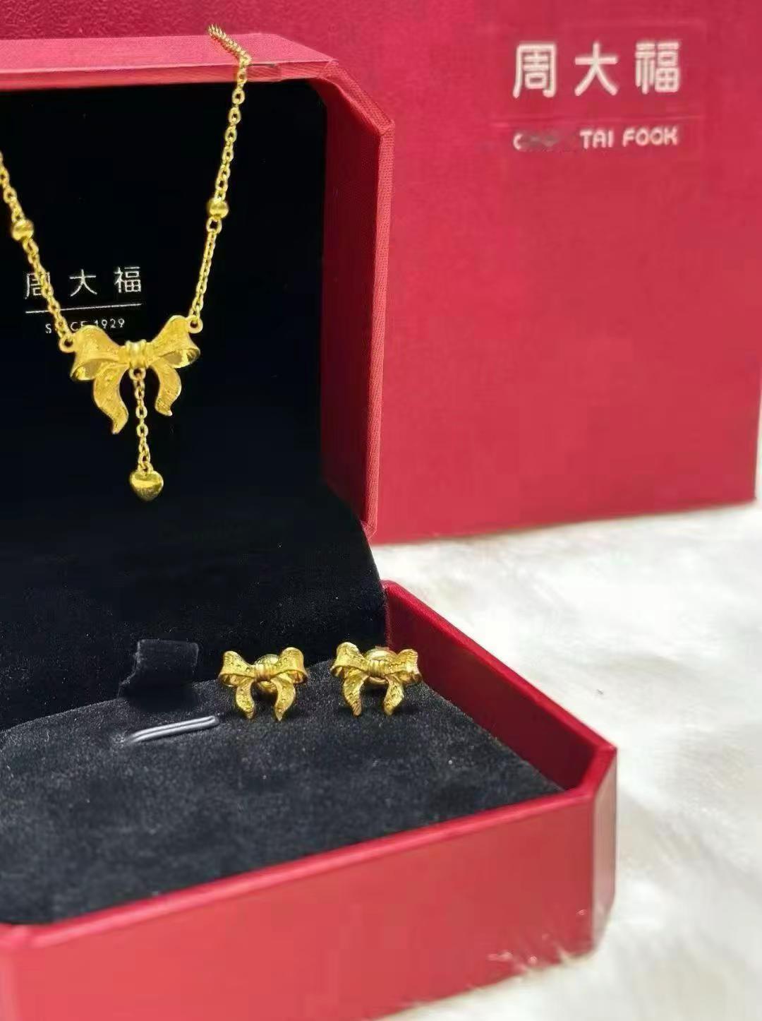周大福不卖金子了，卖的是安全感。金价涨到612一克，没人跑，反而排队。不是大