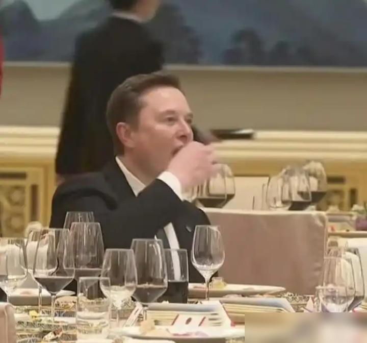 马斯克偷偷吃宴席上的凉菜被当场发现后，立刻有三位身穿红色礼服的服务员快步赶了过来