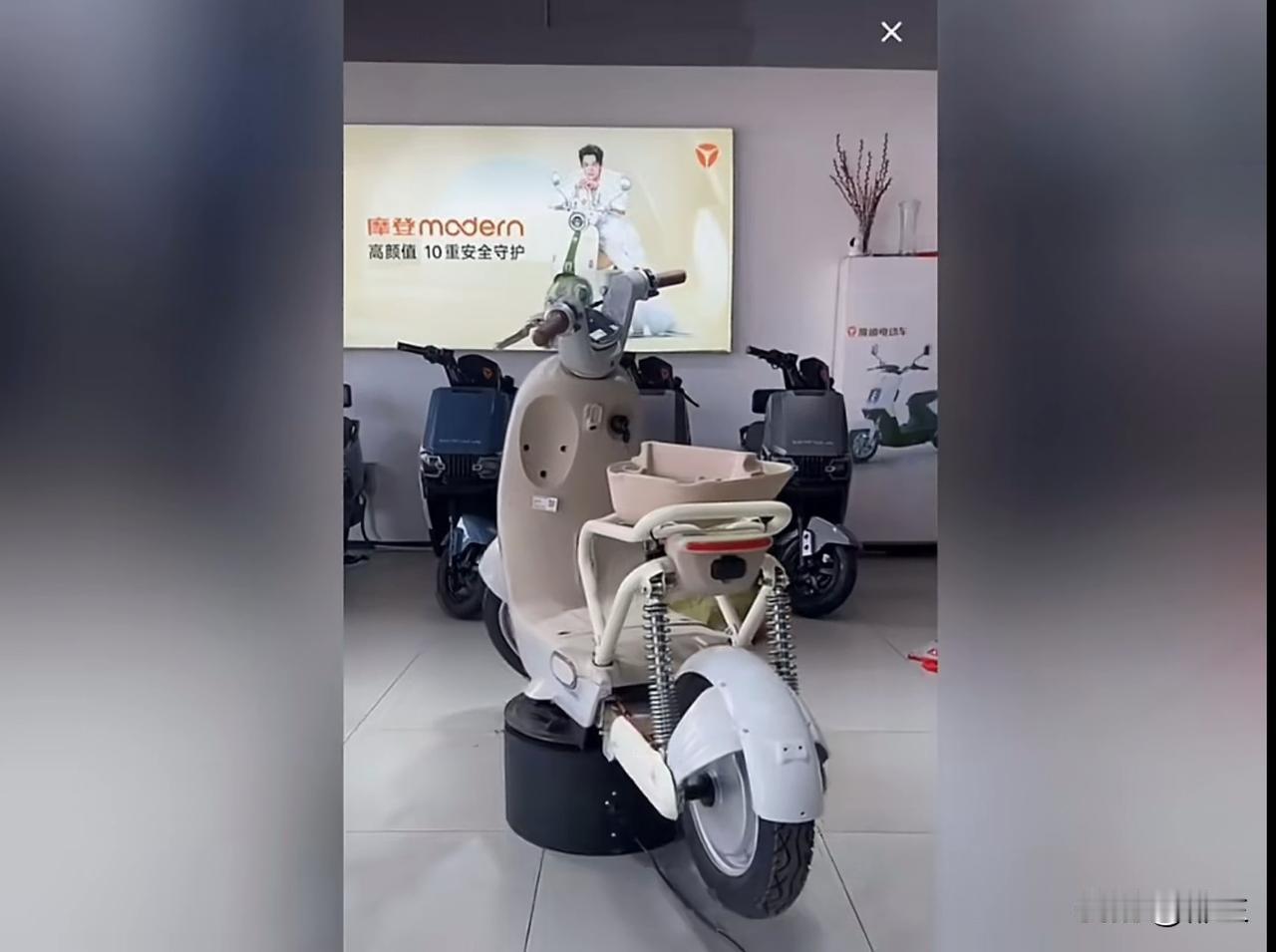 电瓶车新国标一上线，被大家玩坏了。1、商家：买新国标送麻袋，可以用来装雨衣，头