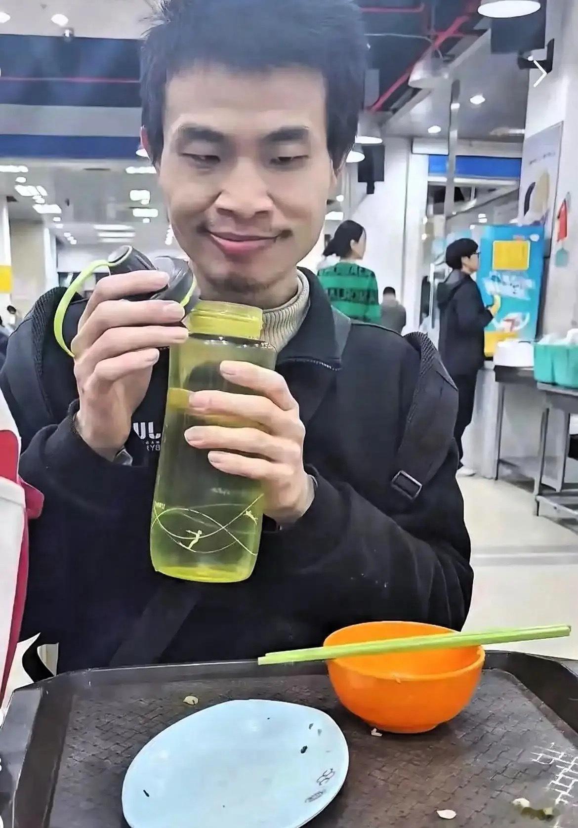 我有一个同学在北大，他常常能碰到韦东奕。韦东奕并不是那种孤僻的人，他三顿饭从来不