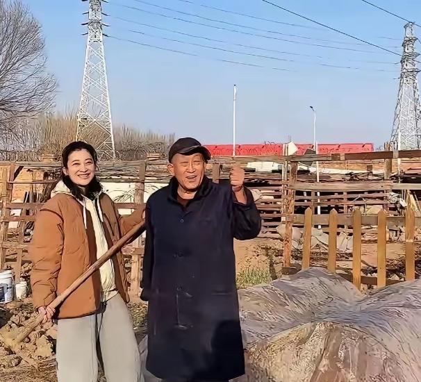 北京顺义，梅婷家那栋别墅的后院，整整划出400平米，没铺草坪，也没栽景观树，全都