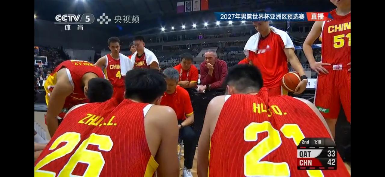 胡金秋明显累了，让杨瀚森休息打下半场理解，但是焦泊乔完全可以上去顶一顶，大秋现在