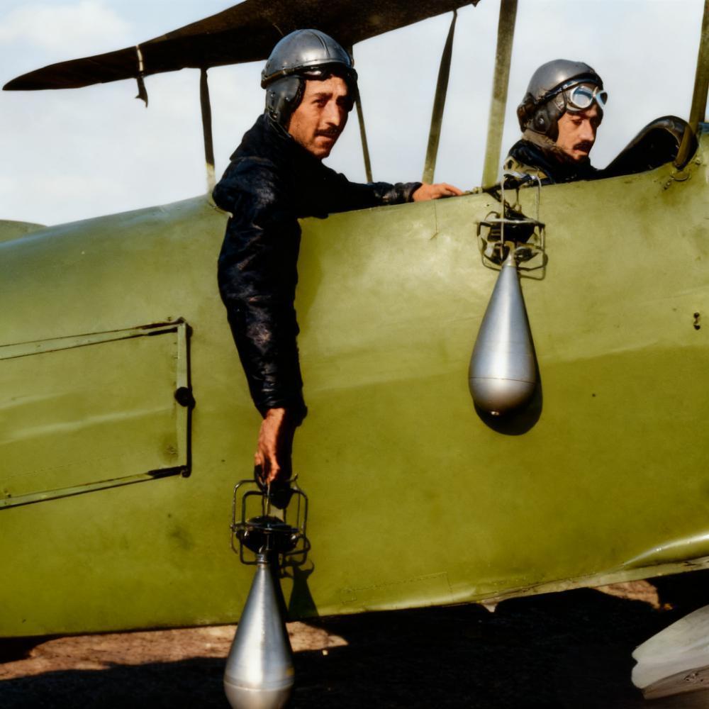 这张照片展现了一战时期独特的轰炸场景。画面里，一架战机的机身旁，有飞行员探出身子