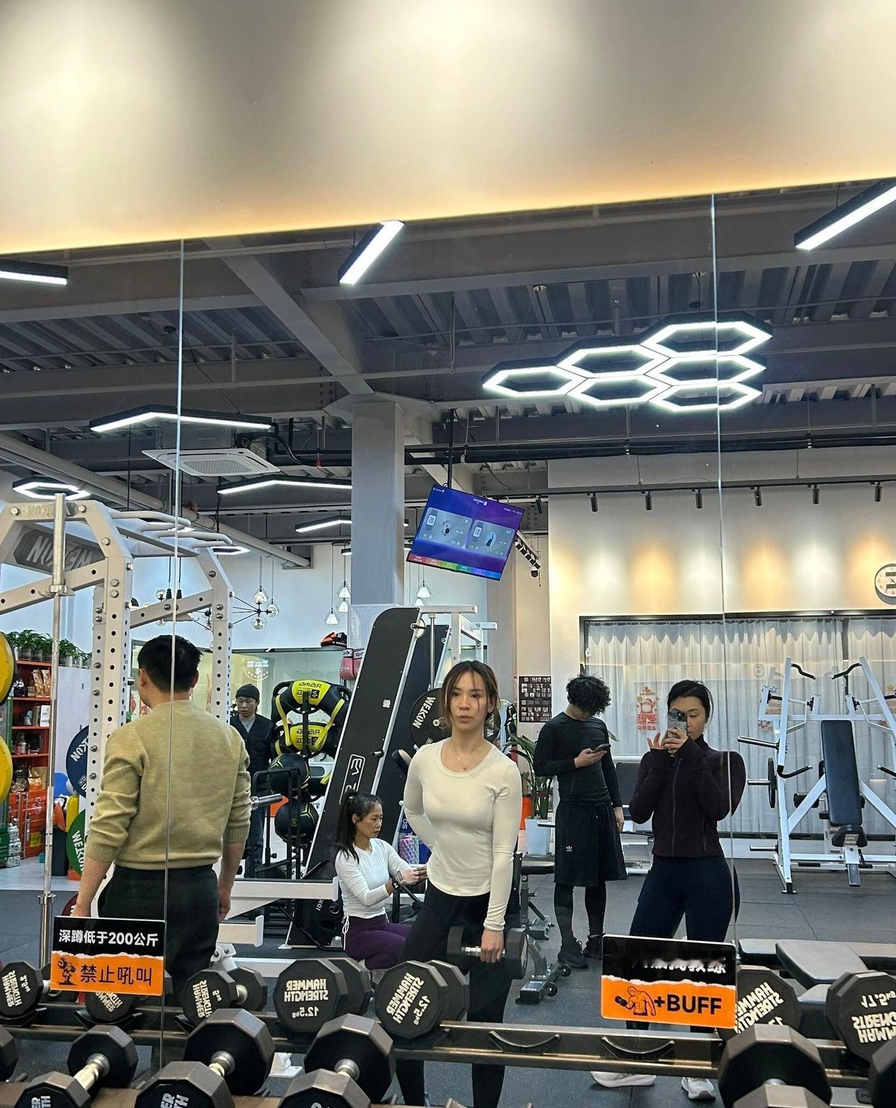 必须秀身材天气☀️好，抓紧时间去健身房锻炼大家看看我这身材怎么样