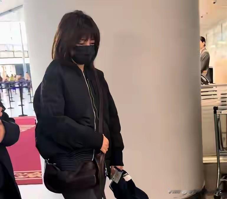 赵薇现身北京机场，即使包裹严实也被网友一眼认出，那就是小燕子赵薇。没想到她已