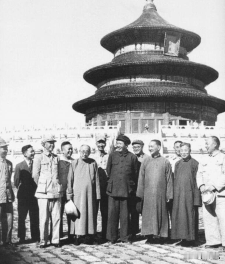 1949年9月，大清官员陪同毛主席游玩天坛，突然毛主席问大清官员：问他早年在京做
