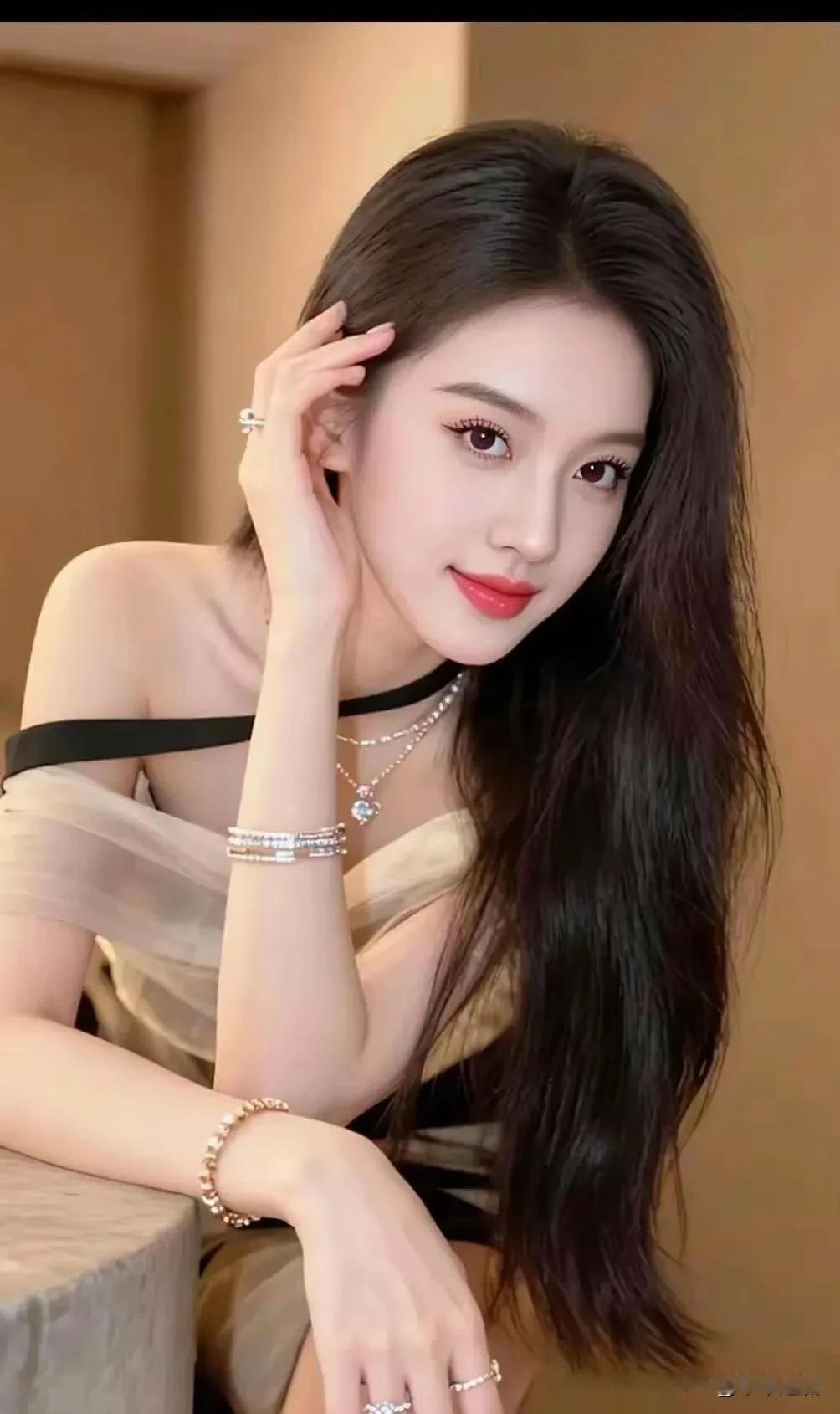 什么年龄段的女人最有女人味?暖调灯光晕着慵懒，露肩纱裙与钻饰相映，指尖轻抵发梢