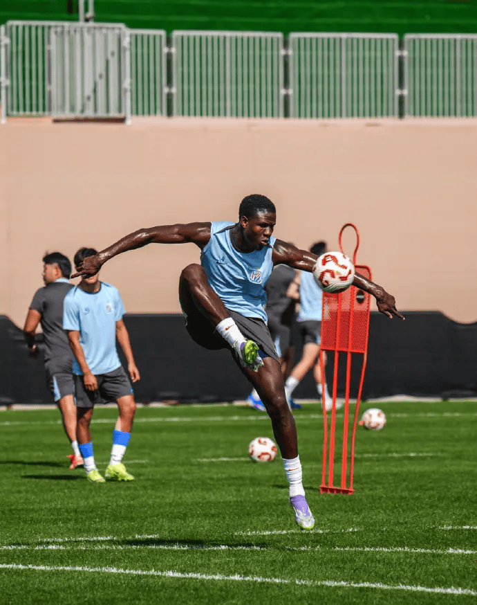 东体: 申花热身赛0-0战平奥达, 新援前锋盖耶被评价像堵墙