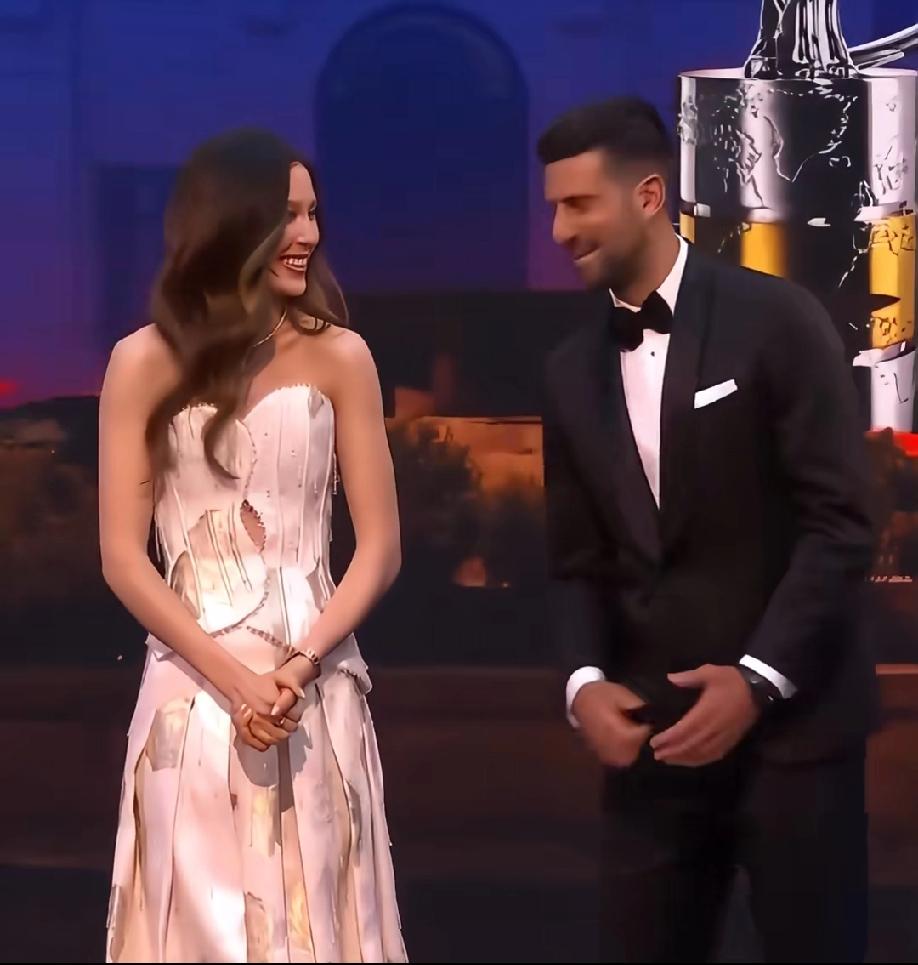 劳伦斯颁奖现场，德约和谷爱凌共同担任起了主持人的角色。一上来，谷爱凌就对德约好一