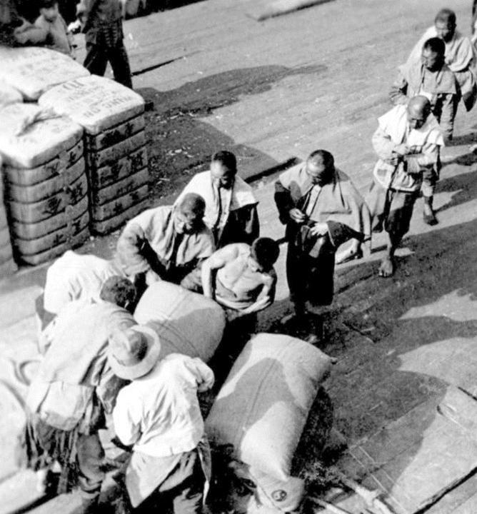 1943年，一铜匠被鬼子抓去搬弹药。鸡贼的铜匠每次趁鬼子不注意，扛着弹药箱偷摸的