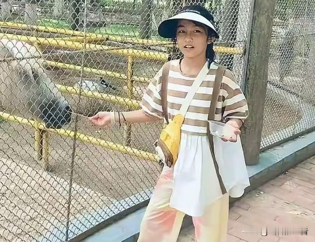 李佳婷救人后续：学校申报见义勇为、全校进行表彰13岁救人小英雄李佳婷好样的，学