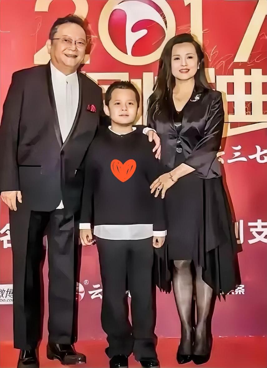 刷到王刚77岁还在为17岁儿子拼命的消息，我心里五味杂陈……六十岁那年，他喜