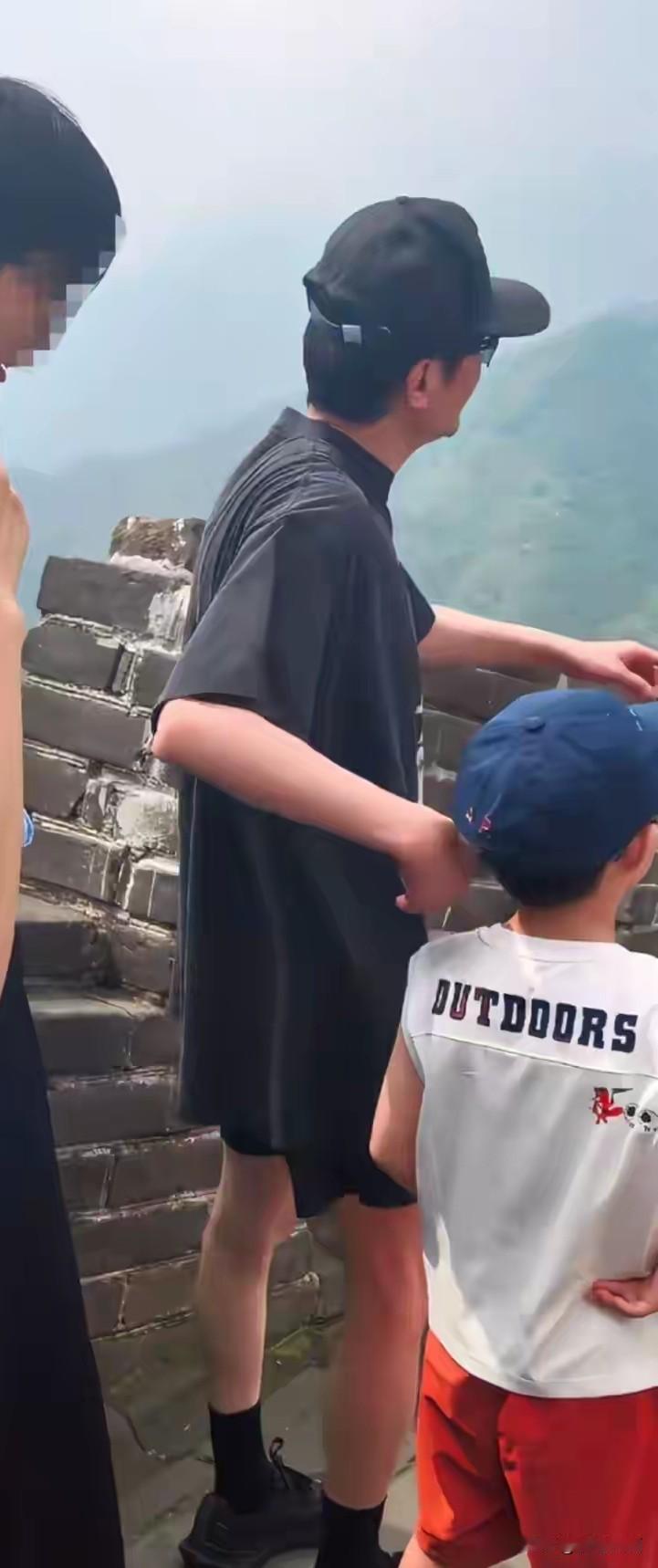 虽然两个人婚姻短暂，但幸运的是生了一个聪明可爱的儿子！冯绍峰领着儿子去爬长城