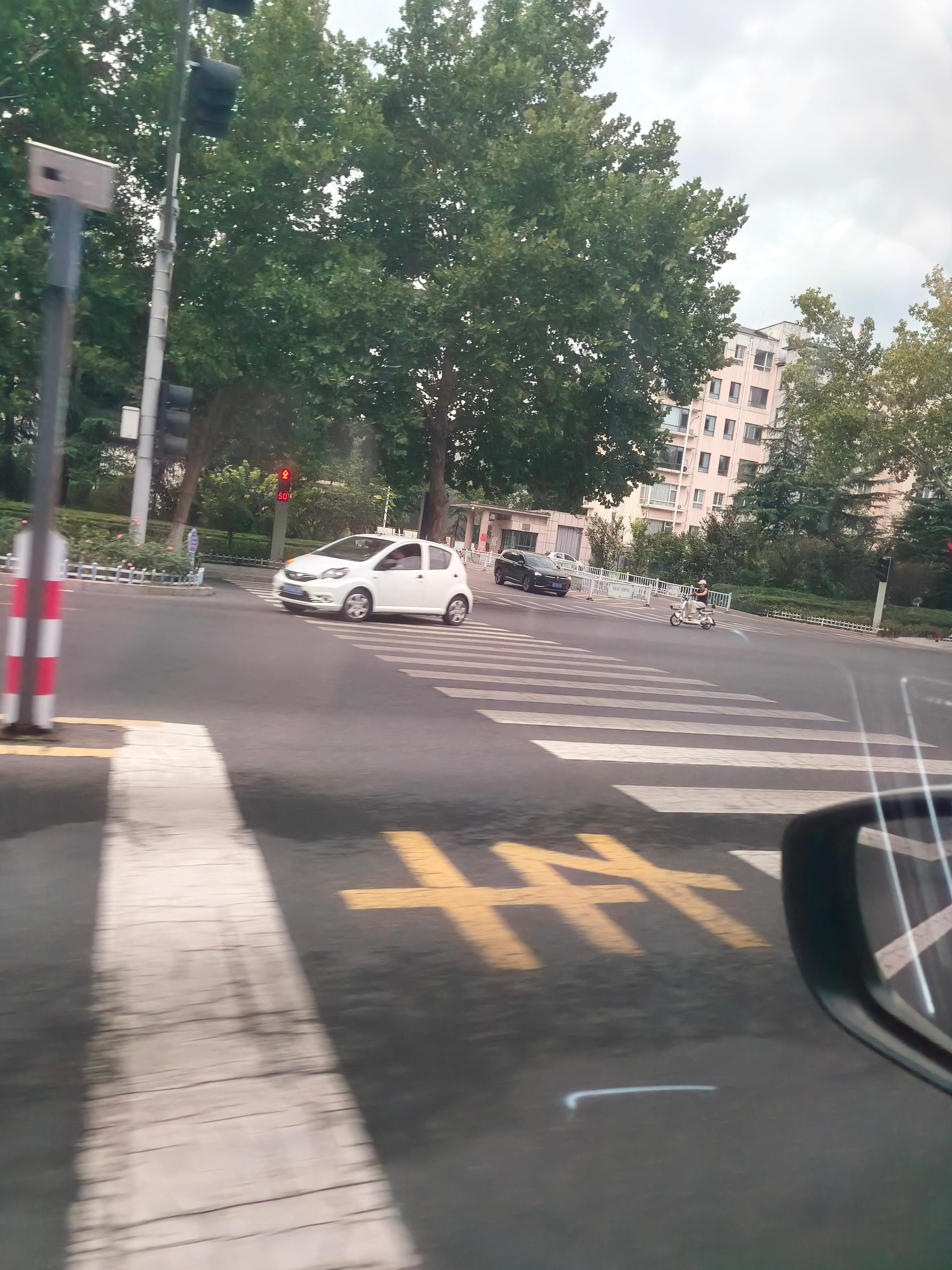 滨州身边事邹平市鹤伴二路与醴泉六路路口不按导向车道违章。车主反应走到此路口时候