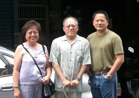 黄仁勋其实有个亲哥哥。他的哥哥曾在英特尔工作多年。当年他们的父亲黄兴泰希望黄仁