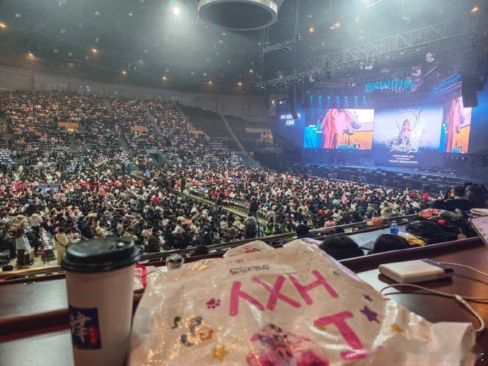 黄霄雲红成这样对歌手来说，最开心的事情大概就是站上舞台，看到台下一片人海。黄霄