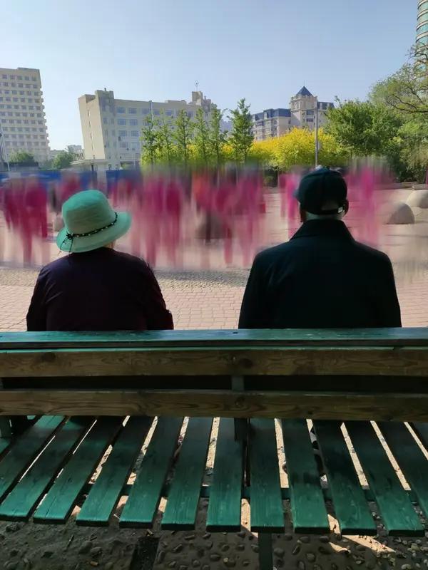 老太太现在估计有点意外。她怎么也不会想到，相亲上来就问那事行不行。老头说