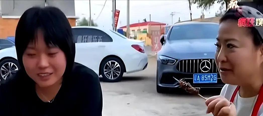 李雪琴节目里扔炸弹：我有两个爸爸。亲爸早走，继父养大。小时候她傻问为啥对她好