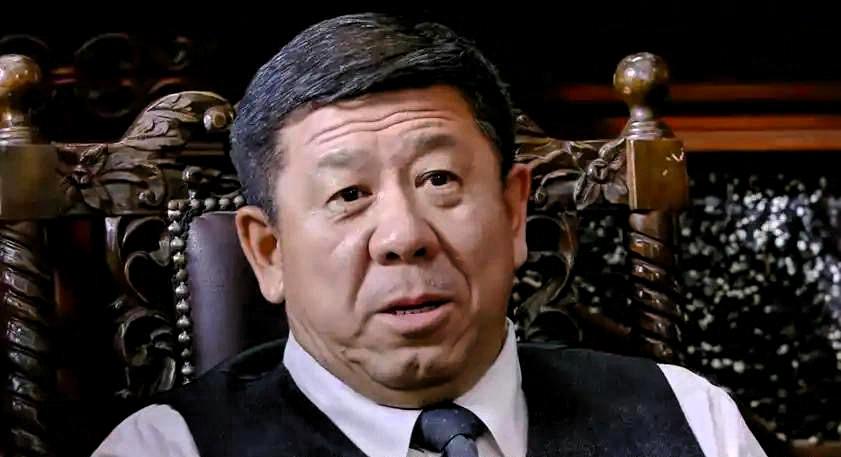 演员张嘉益说:“当年,《悬崖》在筹拍时,警察厅科长高彬这个角色,迟迟找不到合适的