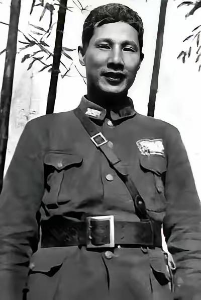 1938年2月，淞沪会战之后，日本战地记者在战场上发现了一名战死的国军士兵遗体，