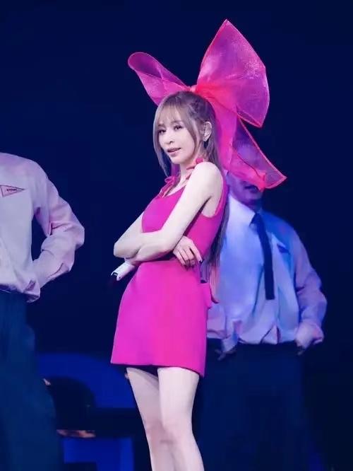 王心凌上海演唱会造型王心凌在上海演唱会的惊艳造型再次引发了网络热议。演唱会结